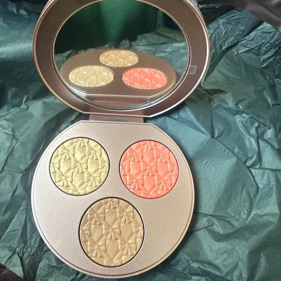 MAC Extra Dimension Face Compact - Picture 2 of 3
